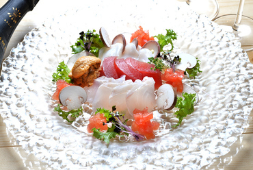 天然ものを中心に活きのいい魚を厳選 彩りも美しい『本日の鮮魚のカルパッチョ』