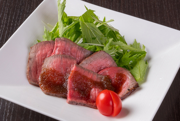 自家製ソースの隠し味に加えた蜂蜜のやさしい甘みが和牛の旨みを引き立てる『和牛のローストビーフ』