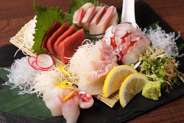 旬のものから定番の魚まで、彩を意識して美しく盛り付けた『エノさんの衝撃の刺身~5点盛り~』