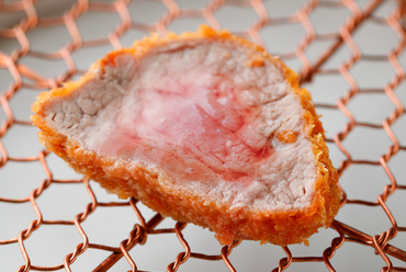 その柔らかな肉質と、ジューシーさに感動必至。絶妙な揚げ加減で仕上げられた『ひれかつ』