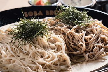 2種の蕎麦の違いを舌と喉で楽しめる『二色蕎麦』