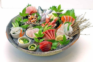北海道産の新鮮なネタが山盛り5種類、たっぷり堪能できる『贅沢の極み!北海こぼれ寿司』