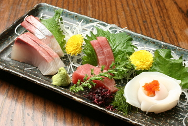 鮮度抜群! その日におすすめの鮮魚を味わえる『お刺身盛り合わせ』
