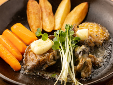 肉厚なアワビを陶板で焼き上げる『あわびのステーキ(大)』
