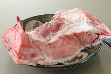 贅沢なカマトロ刺身やカマ焼きが絶品。脂のり抜群の希少部位『生本鮪カマ』