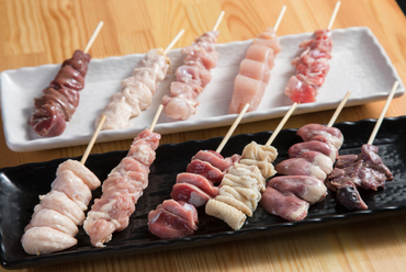 その日仕入れた新鮮なやんばる若鶏を炭火焼で味わう『へべれけ屋の焼き鳥』