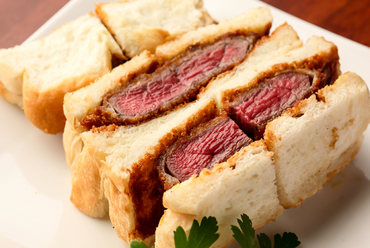 リピーター続出! お酒に合う『特選和牛ヘレカツサンド』