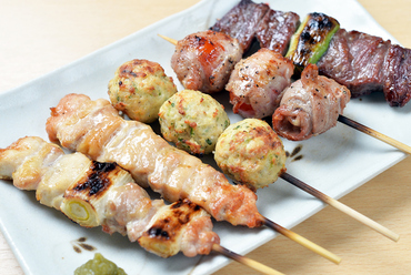 鶏・豚・牛のすべてが味わえる、まずは食べてほしい贅沢メニュー『お任せ串五本盛り』