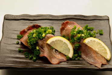 店一押しの『肉寿司』は口の中でとろける肉とふわりとほぐれるシャリが好相性