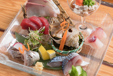 沖縄にいながらも、全国各地の新鮮な魚介を食べられる『刺身』