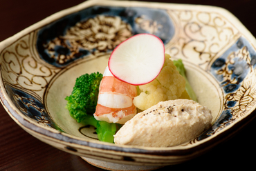 春夏秋冬の食材で彩り鮮やかに盛り合わせ。心が躍る『八寸』
