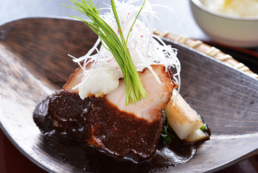 コラーゲンたっぷりのとろける食感が絶妙な『国産豚皮付きばら肉の八丁味噌煮込み』