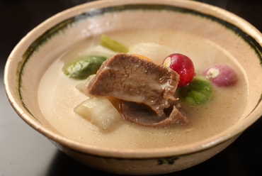 口の中でほろほろほどけていく『旬菜と牛タンの白味噌シチュー』