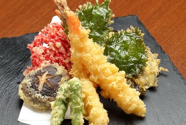 基本の海老天や野菜天のほか、変わり天ぷらも楽しみな『天ぷら盛り合わせ 五種』