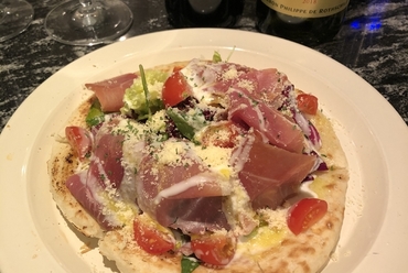 風味豊かな出汁に癒やされる『身体にしみるぅにゅう麺』(写真手前右)