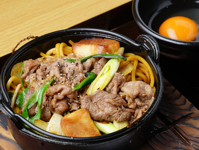 柔らかい牛肉を生卵につけていただく『七福神焼きそば(すき焼き風)』