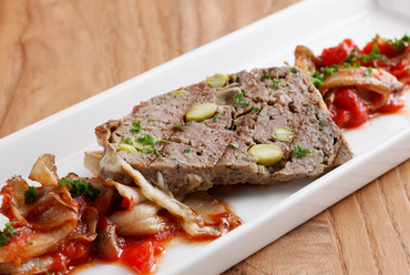 肉の食感や味わいを堪能できる『牛肉と枝豆の自家製パテ キノコのアラビアータ』