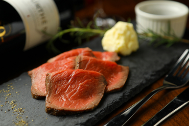 柔らかな食感で一番の人気メニュー。濃厚な手づくりソースと味わいたい『自家製ローストビーフ』