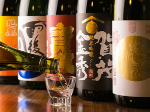 飲み比べて楽しめる、100種類以上の『日本酒』
