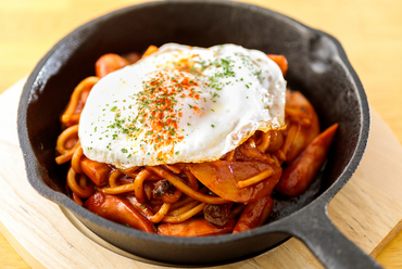 太めの特注麺のモチモチ食感が、しっかり目の味付けとよく合い、冷めても美味しい『かね子のナポリタン』