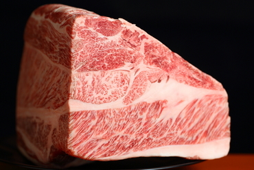 霜降り・色艶・肉質の良い、A5等級かつBMS値10以上の「飛騨牛」