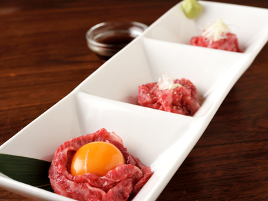 とろけるお肉の旨みを味わう『ハラミユッケ3種盛り』