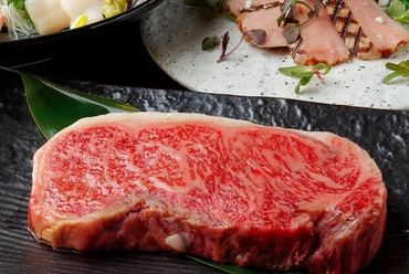 ハーブでマリネしたお肉を絶妙な焼き加減で堪能できる『厳選和牛サーロインのグリル』