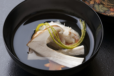 芳醇な香りと味覚を堪能する『松葉ガニしんじょと松茸の椀物』(料理一例)