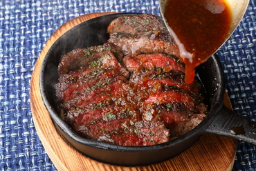 骨をつかんでかぶりつく野趣豊かな味わいの『バックリブ』