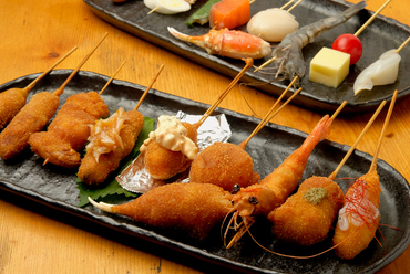 さまざまな串カツを味わえる『カラッとセット“彩”』
