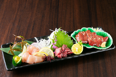 ささみ、ずり、肝。新鮮な朝引き鶏の味を余すところなく楽しめる『おまかせ刺身三種盛り』
