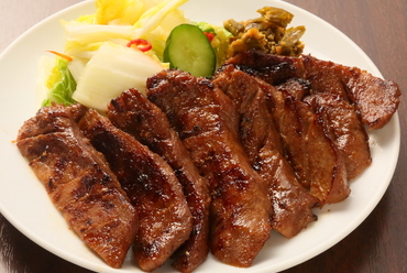 手仕込みのため数量限定!タンのうち上質な根元のみを使用した『牛たんの塩焼き』