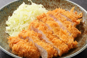 分厚く切った230gのジューシーなロース本来の旨みを味わう『ロースカツ定食』