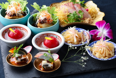 コースの幕開けは華やかに。海鮮や野菜で彩る『前菜五種』