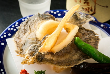 明石名物の鮮魚を丸ごと食べられる! 『メイタガレイの唐揚げ』