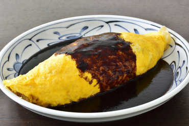 チキンライスに巻かれた卵は、昔ながらの懐かしい味と形。洋食店の定番メニュー『オムライス』