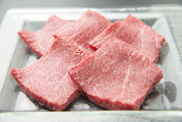 口に入れた瞬間にとろけるような極上の食感とジューシーな肉の味わいが楽しめる『シャトーブリアン』