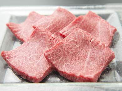 口に入れた瞬間にとろけるような極上の食感とジューシーな肉の味わいが楽しめる『シャトーブリアン』