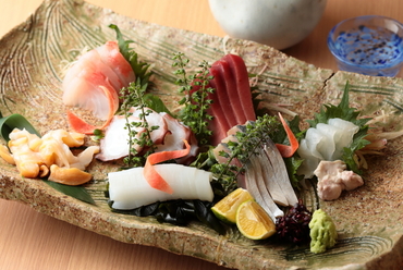 新鮮魚介をおまかせで。お酒も進む『おまかせ刺身盛り合わせ』
