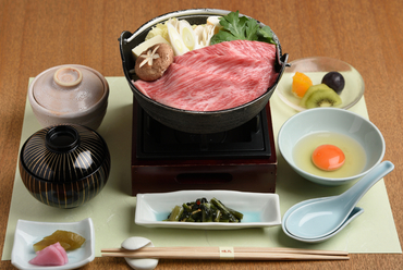 『神戸牛のすき鍋膳』は繊細な霜降りの脂と赤身の旨みが魅力