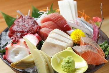 旬の魚介を贅沢に盛り付けた『日本の刺身盛合せ』(1人前/2~3人前)