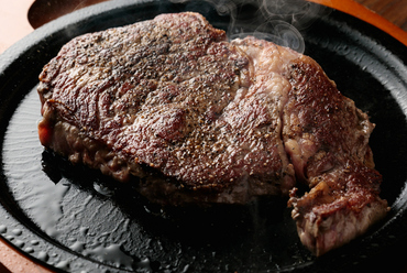 自家製ソースが肉の旨みを引き立てる。脂をより甘くおいしくするよう焼き方にこだわった『ポンドステーキ』