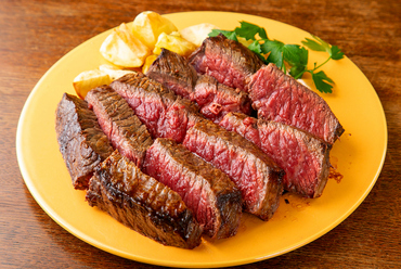 リピートNo.1。レアに仕上げた濃い肉の味を堪能する『長崎和牛のビステッカ』※写真は1kgの特大です