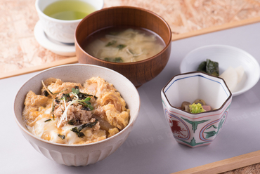親子丼とはひと味違う、新しい丼。トロトロのたまご丼にそぼろのトッピング『ひよこ丼セット』