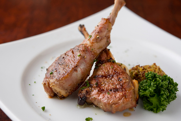 クセのないラム肉は常識をくつがえす美味しさ! 炭火の香り漂う『ラムチョップのグリル』