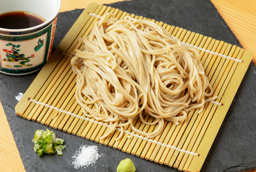 メレンゲを加えたふわふわのとろろと錦ごまの食感の違いが楽しい『ふわふわとろろそば』