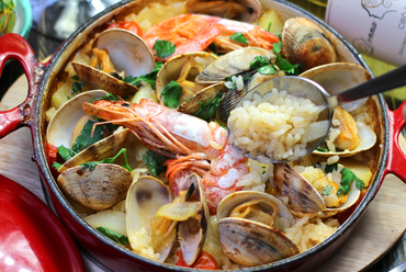 魚介のスープで炊き上げる南イタリアの炊き込みご飯『Tiella Seafood 魚介のティエッラ』