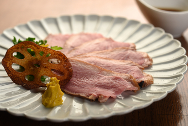 口の中でふわっと広がる肉とタレの風味がたまらない『鴨ロース』