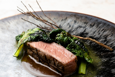 徐々に温めながら火入れし、肉本来のポテンシャルを引き出した『仔羊のローストジュのソース』