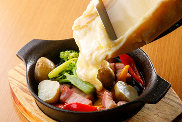 トロトロにとろけたラクレットチーズをたっぷりかけていただく『ベーコンと野菜』